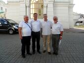 Zaretskow, Engler, Dudnik, Setzer vor Glockenturm Kathedrale Rostow 