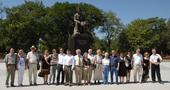 10. August 2008: Delegationsreise an den stillen Don nach Wjoschenskaja, nach Rostow-am-Don und Taganrog. Bei der Abschiedsfeier in Rostow wurde die Gründung der DTG beschlossen. Hier die Reisegruppe mit russischen Gastgebern vor dem Tschechow-Denkmal in Taganrog.