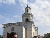 Erzpriester Lysikow und Dima Kulitschow vor Nikolski Kirche