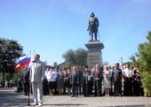 Prasolovs hält am Denkmal eine Rede